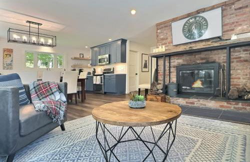 Alpine Chalet Grill, Fire pit, Pool, Gym, CornHole - Photo 2