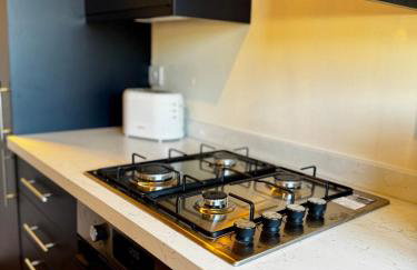 Manchester Stay Hub - 2BR with Free Parking, Near Airport & Attractions - Foto 22