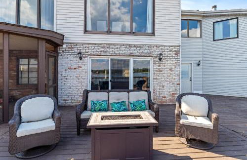 New Renovated 5BD Home with Hot Tub Sauna & Game Rm - Foto 80