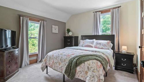 Entire Duplex w Historic District and Sleeps 12 - Foto 5