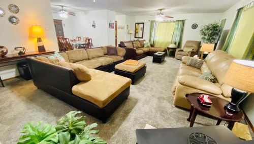 Family friendly, 3 bedroom house, with king bed for up to 15 - BBQ - Internet - jet tub - Photo 1, locker