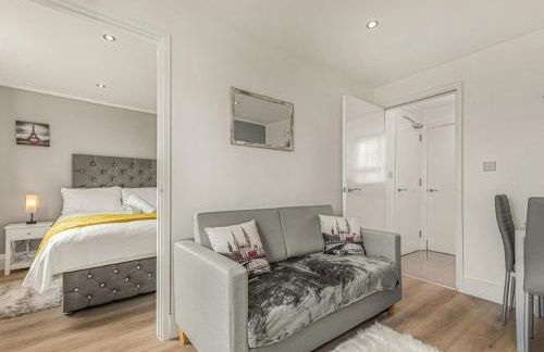 Amazing Marina-Overlooking 1Bed - Photo 14