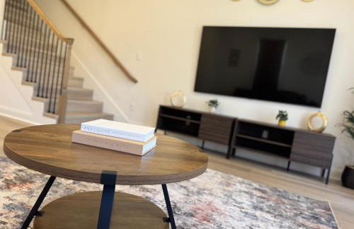 Modern 2 Bedroom All-En-Suite Near Downtown with EV Socket - Photo 9