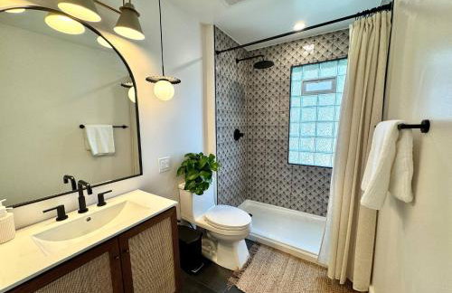 Artsy 4 Bedroom Home, Steps from Dining & Shops - Foto 23