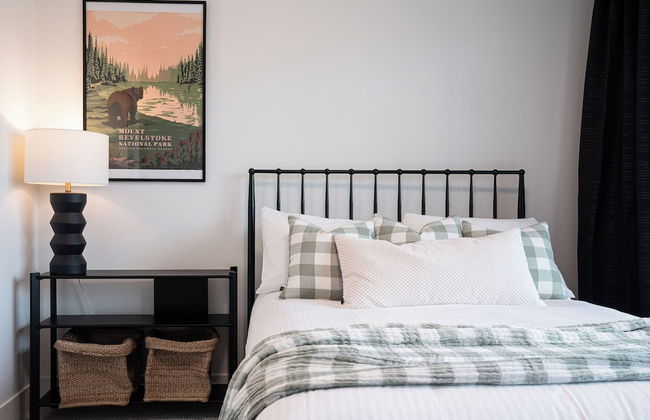 The Selkirk House by Revelstoke Vacations - Photo 10