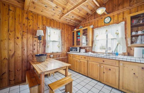 Sunnyside 2BR 1BA Relaxing Lakefront Retreat - Foto 11