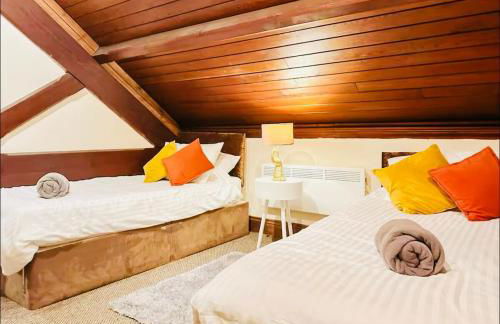 Stacey's 4 Bedroom House in Pontypool - Photo 9