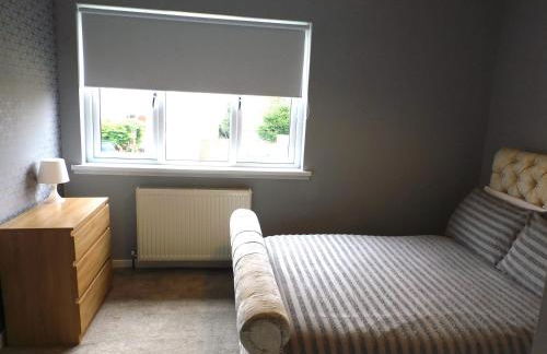 Beautiful 3 bedroom home with large garden 35 mins to Glasgow & Edinburgh - Photo 14