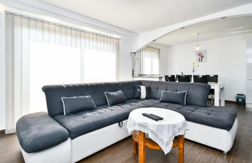 Apartman Lavanda sa bazenom i okućnicom 4* - Foto 3