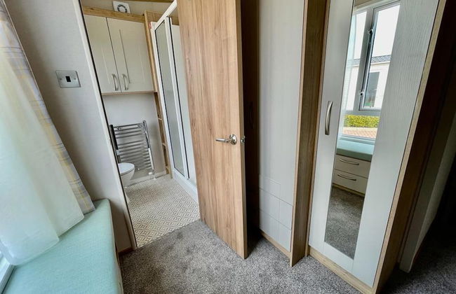 Prime Location 3-bed Chalet in Seal Bay, Selsey - Photo 3