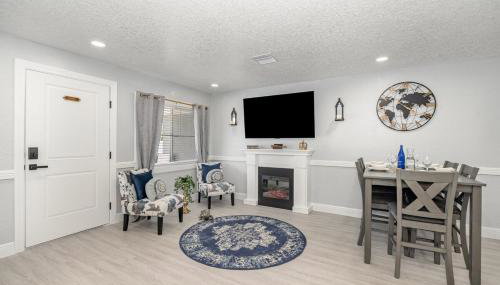 Elegant Retreat Near Downtown and Beach - Photo 4