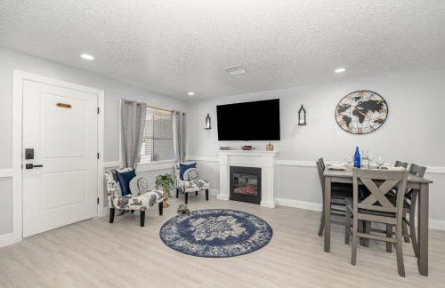 Elegant Retreat Near Downtown and Beach - Photo 4