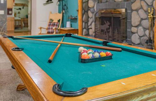 Creekside Cabin with Hot Tub-Fireplace-Pool Table - Foto 19