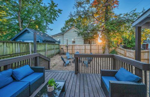 Fully Furnished Bungalow with Deck Near City Center - Foto 11