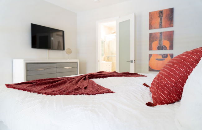 Modern Oasis - Photo 13