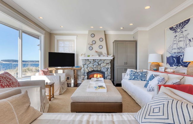 Waterfront 4bdr w/ Deck, Stunning Views, Fire Pit Cedar Street by Avantstay - Foto 6