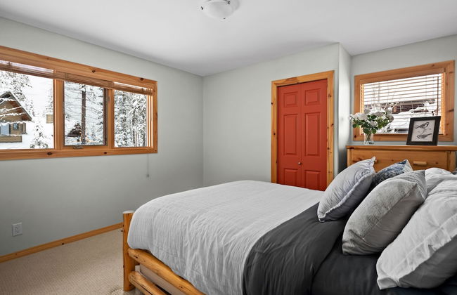 MODERN 4,500 sqft Ski Chalet: 5 Br + 6 Ba | Pool Table | Pool + PRIVATE Hot Tub - Photo 8