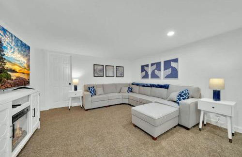 HUGE Modern Family Home- Modern, Fully Stocked, Weekly Savings - Foto 28