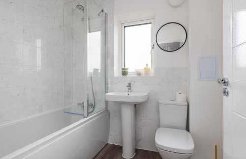 Spacious Milton Keynes Townhouse 2 Designated Parking Spaces Near Centre MK, MK Bowl, Universal Studios & Transport Links Ideal for Families & Contractors - Foto 12