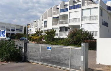 Studio vue port, parking privé, terrasse, clim - Photo 17