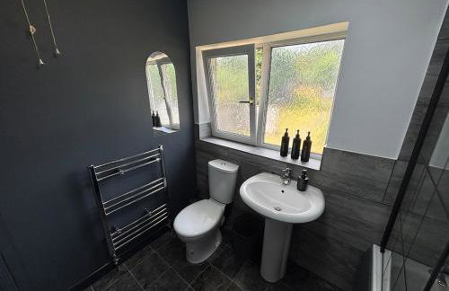 Home from Home 3-Bedrooms free parking Garden Sleeps up to 8 - Foto 19