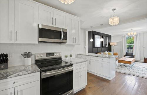 Charming 4BR with Private Patio and Historic Row Downtown - Foto 6