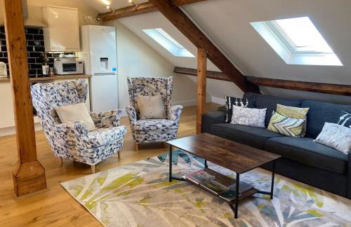 Windows over Stroud - 2BR Penthouse in Historic Building - Foto 2