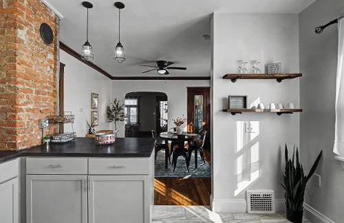 Modern & Cozy 2BR Retreat Near West Blvd - Foto 23