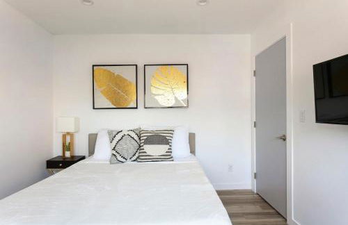 Experience Luxury 4BR Townhouse Sleeps 8 with Parking - Foto 13