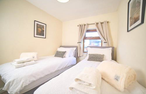 Modern Cosy 2-Bed Terrace with Private Garden - Foto 8