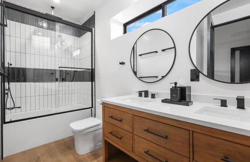 NEW Luxury Concrete Home Just Minutes from the Beach - Foto 35