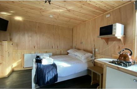 Beautiful Wooden tiny house, Glamping cabin with hot tub 3 - Photo 12