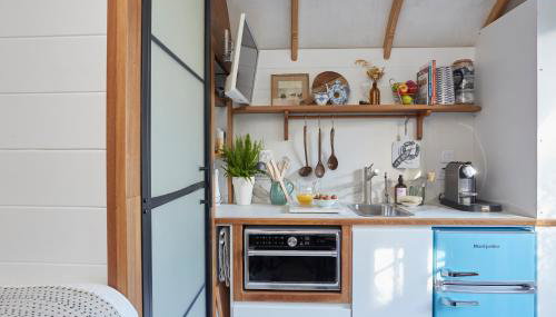 The Cabana Luxury Award Winning Tiny Home with Hot Tub and Private Garden 2 mins Walk to Ryde Beach - Foto 4, stove, toaster