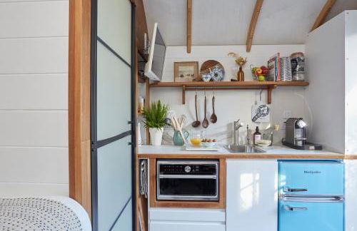 The Cabana Luxury Award Winning Tiny Home with Hot Tub and Private Garden 2 mins Walk to Ryde Beach - Photo 4