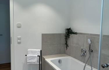 Neubau, Bergpanorama, gute Lage, Tiefgarage - Foto 21