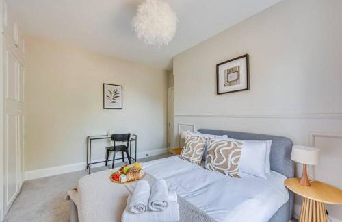 Beautiful 5 Bedroom 4 Bathroom House in W6 by Yoko Property - 10 minute's to Central London - Free Parking, Fast WiFi, Work Desks and SmartTVs with Disney and Netflix - Foto 15