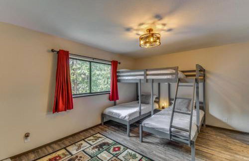 2 Mi to Mi-Wuk Village Cabin with Large Deck - Foto 16