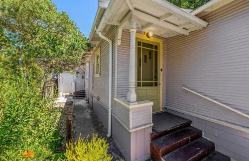Refined and Roomy 1BD House with Laundry - Foto 37