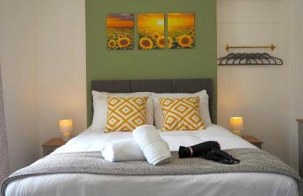 4 Bed - Parking - Close to M4 - Ideal for Work - Foto 2