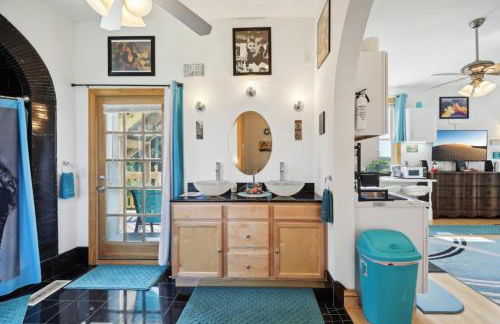 The Starlight Tower Hot Tub Suite with 8-Jet Massage Shower and Amazing Views - Foto 12