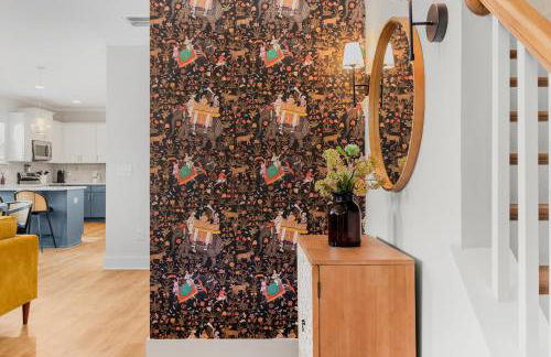 Family-Friendly 4BR with Fenced Yard & Parking - Foto 3