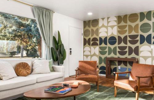 The Aspen is a mid-century modern upstairs unit. - Foto 4