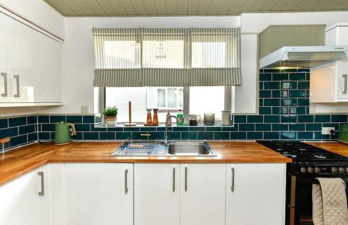 Stylish 3 Bed Home with Parking! - Photo 11