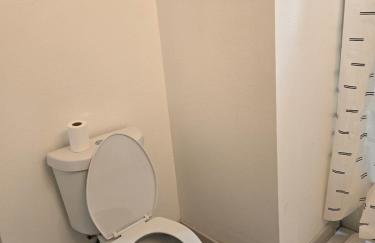 Modern B&W Coastal Retreat 2BR 2BA and Laundry - Foto 42