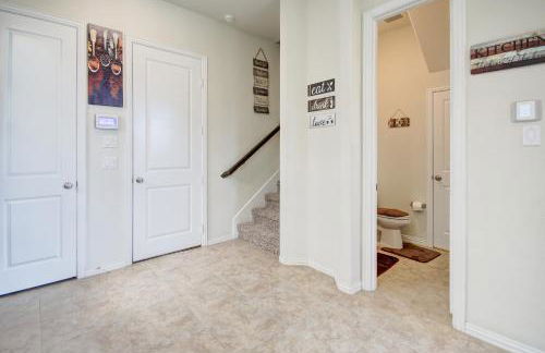 Meticulously-maintained 3-BR Townhouse w/ Backyard ~ Double-Story! - Foto 29