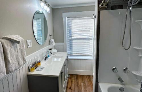 Renovated farmhouse on snowmobile trail with firepit & mountain views, 10 min from Bretton Woods! - Foto 18