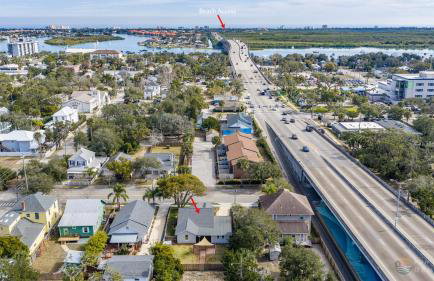 Adorable Dog Friendly Home with Fenced Yard, Office, STEPS to Canal & Hospital! - Foto 37