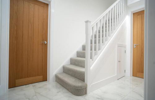 Modern 3 Bedroom House with Garden and Free Parking Long Stay Friendly - Foto 16