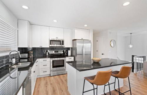 Spacious and Cozy 5 Bed 3 Bath Vacation House W 2 King 3 Queen! Sleep 12! 15Min to Red Rocks - Foto 59