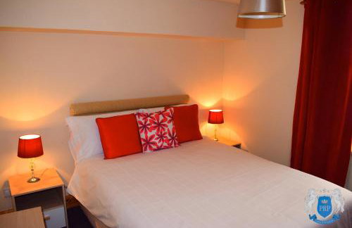 Two Bedroom Town Centre Apartment - Photo 4